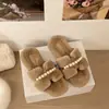 Novas pantufas slip-on de pérola 2026, pantufas fofas para uso externo para mulheres, design moderno de bico aberto com corrente, estilo coreano, outono e inverno