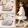 Zapatillas de Entrenamiento Alemanas con Encaje para Bebé Estilo Nuevo Primavera/Otoño 2026 Versátiles para Niñas Pequeñas Zapatos Forrest Gump Zapatos Casuales de Tabla Zapatos Deportivos para Niños Pequeños