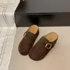 Sandalias retro estilo Birkenstock de plataforma en color marrón, nueva colección de otoño, diseñadas para uso en exteriores, con diseño de punta cerrada y efecto que realza la altura