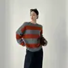 Suéter azul a rayas de cuello redondo estilo perezoso, un nuevo diseño de otoño/invierno para mujer, que ofrece un look sofisticado y relajado con un tejido suelto, suave y cómodo