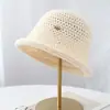 Sombrero Cubo Versátil Estilo Coreano para Mujer, Ala Pequeña, Primavera y Otoño, Tejido Calado, Transpirable, Logo Pequeño, Estilo Británico, Elegante, Moderno, Bombín Pequeño