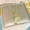 Acessórios de pingente de zircônia, disponíveis em uma variedade de estilos, oferecem um toque de luxo discreto.. Nós vendemos por atacado colares, brincos e outros acessórios, e também oferecemos opções de personalização e DIY.