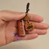Madera de Durazno Tallado Gato de la Suerte Comiendo Pez Colgante Llavero Decoración de Coche Artesanías de Madera Artículo Popular de Tiktok