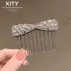 Nuevo peine de inserción lateral con un toque de alta gama, una herramienta mágica para arreglar el cabello suelto, peine para el cabello de lazo versátil estilo coreano con adornos de diamantes de imitación para mujer, moderno