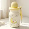 Botella de agua estilo estudiante, minimalista, linda y moderna con un alto atractivo estético, que presenta un diseño portátil, estilo popular de celebridad de internet, motivos de dibujos animados y una pajita de acero inoxidable y construcción aislada.