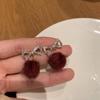 Pendientes de Pompón Peludo para Mujer 2026 Nuevos Pendientes de Botón de Moda Diseño de Nicho Sensación de Alta Gama Accesorios para Orejas de Otoño e Invierno