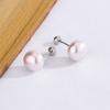Elegantes pendientes de botón de hilo de perlas de agua dulce de lujo ligeros de nicho de estilo japonés y coreano, exquisitos pendientes con agujeros para las orejas de cuentas de pan.
