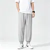 Fábrica de comercio exterior selecciona cuidadosamente pantalones jogger de seda helada, pantalones deportivos casuales de verano finos de secado rápido, pantalones de nueve puntos holgados para hombre
