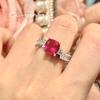 Anillo de Lujo Celebridad en Vivo Explosiones Color Topacio Azul Zirconia Cúbica Color Tesoro con Incrustaciones de Diamantes Cuadrados Mosan