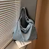 Bolsa de ombro em jeans estilo coreano, descontraída, azul água vintage, estilo casual, adequada para o uso diário de estudantes universitários para ir à aula.