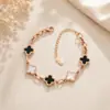 Pulseira de Aço Titânio Preto e Branco Trevo da Sorte Transfronteiriça para Mulheres, Não Desbota, Joia de Alto Padrão, Atacado de Pequenos Acessórios Yiwu