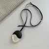 Otoño e Invierno Nuevo Collar Colgante de Ébano Diseño de Nicho de Alta Gama Elegante Versátil Cuerda de Cuero Cadena Larga para Suéter