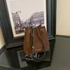 Nueva moda 2026: Bolso cubo estilo coreano con estampado de leopardo para mujer, lujo ligero, elegante y minimalista, adecuado para otoño, se puede llevar en la mano o cruzado.