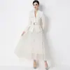 Foto Real de um Conjunto de Blazer de Manga Longa de Alto Padrão Inspirado em Chanel e Saia de Renda com Cinto Incluído