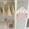 ¡LeEn bebé! ¡Pequeña linda! Otoño 2026 Niña Rosa KT Camiseta Falsa de Dos Piezas Top Moda