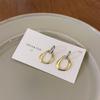 Pendientes metálicos personalizados sencillos de Corea del Sur con aguja de plata S925, pendientes modernos con colores contrastantes y estilo moderno.