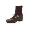 Super lindas com um casaco, fivela quadrada de strass, botas justas patchwork de camurça de ovelha, botas curtas elásticas de couro genuíno de salto médio para inverno 2026 para mulheres