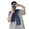 Estilo Coreano Verão Design de Nicho Contrasting Falso Duas Peças Camiseta com Xadrez e Gola Cachecol Manga Curta Marca Tendência Tops para Homens e Mulheres