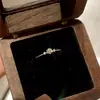 Nuevo anillo de banda completa de diamantes ultrafinos para mujer, diseño de nicho de Instagram, lujo ligero, sensación elegante y de alta gama, anillo apilable de dedo índice con diamantes brillantes