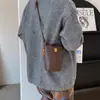 Bolsos de Moda y de Alta Gama para Mujer 2025 Nuevo Otoño e Invierno Bolsos Cubo Retro de Nicho Versátiles Casuales para el Trabajo Bolsos Cruzados