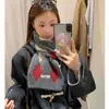 Bufanda pequeña de lana con patrón de rombos para mujer, nuevo estilo de invierno para ir al trabajo, tacto de alta gama, calentador de cuello, cálida y gruesa, chal versátil