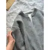 Visual em camadas com um suéter de tricô two-piece estilo americano com decote V e blocos de cor para homens, um suéter de outono simples e de caimento solto adequado para casais