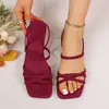2026 Novas Sandálias Rasteirinhas Femininas Elegantes e Confortáveis Estilo Comércio Exterior com Tiras Decorativas Atacado Moda Uso Diário