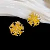 Brinco de Clipe Flor de Metal Banhado a Ouro 18K Sem Furo, Simples e Estiloso, Brincos de Nicho de Luxo Leve para Mulheres