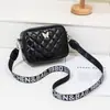 Bolsa para cámara con bordado de diamantes de logo de mariposa, nuevo modelo otoño 2026, bolsos cuadrados cruzados para mujer, venta al por mayor