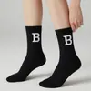 Calcetines negros de algodón puro personalizados, calcetines de media pantorrilla absorbentes de sudor y transpirables, personalización de logo en lotes pequeños, estilo europeo y americano personalizado