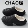 Pantuflas de algodón impermeables para hombre para uso en exteriores, nuevos estilos de otoño e invierno, con forro de felpa añadido para mayor calidez, engrosadas para un mejor aislamiento y con un diseño antideslizante y de punta cerrada.