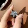 Anillo de circón blanco fresco pequeño de suministro en vivo para comercio electrónico, forma de flor de cinco pétalos hueca, anillo versátil y exquisito