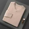Novo Suéter Masculino de Lã Pura Gola V Solto Grosso Outono/Inverno 2024 Camisa Base Tricotada Lisa Casual para Negócios