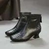 Jiezhou Colección Otoño 2026: Botines cortos hechos a mano, de punta cuadrada, fabricados con piel de flor, con cremallera trasera y un delicado tacón de aguja, diseñados para mujer.