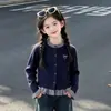 Conjunto de Ropa para Niñas Primavera y Otoño 2025 Nuevo Estilo Coreano Cárdigan de Punto Pantalones de Pierna Ancha de Mezclilla Conjunto de Dos Piezas para Niños Medianos y Mayores Elegante