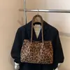 Bolso de mano retro transfronterizo, bolso de hombro para mujer de gran capacidad, nuevo bolso de mano y bolso de hombro de moda simple para commuting de otoño 2026