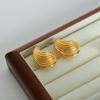 Novos brincos geométricos listrados vazados de luxo leve transfronteiriços franceses estilo retrô em aço titânio banhados a ouro 18K, joias da moda que combinam com tudo