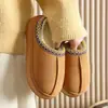 Chinelos de Pelúcia em Estoque, Novo Estilo de Chinelos de Algodão com Biqueira Fechada para o Inverno, Chinelos Domésticos Antiderrapantes para Uso Interno para Casais, Modelo Feminino de Inverno