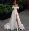Vestido de noiva de cetim com fenda e ombros à mostra, estilo luxo leve francês, casamento ao ar livre europeu e americano, vestido de noiva acinturado com ombros à mostra