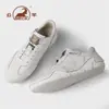 Sapatos brancos de couro genuíno da marca Ram para homens, tênis casuais esportivos de couro genuíno para outono e inverno, com sola macia para homens