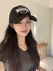 Boné de Baseball Macio Estilo Americano para Rua com Bordado de Letras Personalizado Estilo Coreano, Boné de Baseball Versátil Casual para Sol e Proteção Solar ao Ar Livre