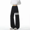 Nova coleção de outono: calça de moletom masculina com textura de tricô e estampa de escamas de dragão, com três listras, cós elástico, cordão, corte solto e design de perna reta para uso casual