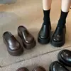Sandálias estilo Birkenstock de sola grossa, que aumentam a altura, para mulheres, com design de bico fechado, perfeitas para usar ao ar livre, nova coleção de outono de 2026, ideais para mulheres baixinhas e fáceis de calçar.