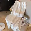 Saia estilo chinês, nova, em acetato acetinado, bordada, com fenda, feminina, primavera/verão, nova, sofisticada, única, elegante, que modela a silhueta.