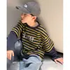 Roupas de Outono para Crianças Meninos Camiseta Listrada Falsa Duas Peças Estilo Primavera/Outono 2026 Novo Estilo Crianças Médias e Grandes Outono Estilo Japonês Top t