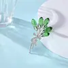 Broche Flor Bouquet de Luxo Leve Europeu e Americano com Toque de Alto Padrão, Broche Flor de Cristal Bicolor Azul e Vermelho, Acessórios Anti-Exposição para Deslocamento no Trabalho