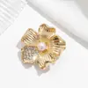 Novo produto criativo e moderno, broche de flor requintado e versátil para mulheres, acessório de xale de luxo leve, atacado