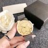 2024 Relógio de Pulso de Quartzo Versátil, Fofo, Simples e Luxuoso com Urso, Elegância de Deusa, Pulseira de Malha Estilo Europeu e Americano