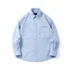 Camisa Masculina de Manga Longa com Bolsos e Bordado de Letras Estilo Workwear, Casual Solta, Estilo Japonês para Primavera e Outono, Versátil, com Gola Reversível