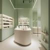 Gabinete de exposição de produtos para cuidados com a pele, design de salão de exposição de beleza, estande iluminado luminoso curvo, recipiente de cosméticos, experiência de maquiagem